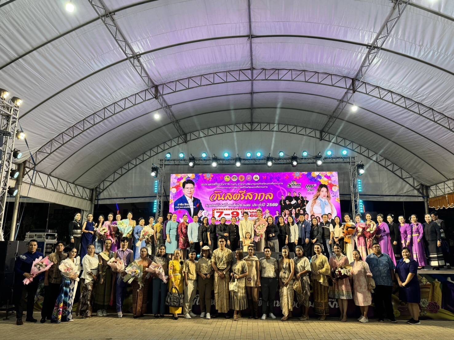 พช.ขนอม ร่วมเดินแบบผ้าไทยในงาน “รวมพลังสตรี คนดีเมืองนคร” เนื่องในวันสตรีสากล ประจำปี 2569