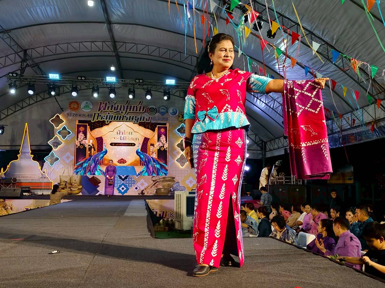 พช.ขนอม ร่วมกิจกรรม"เดินแบบการกุศล "สืบสานภูษาศิลป์ ผ้าถิ่นเมืองนคร"